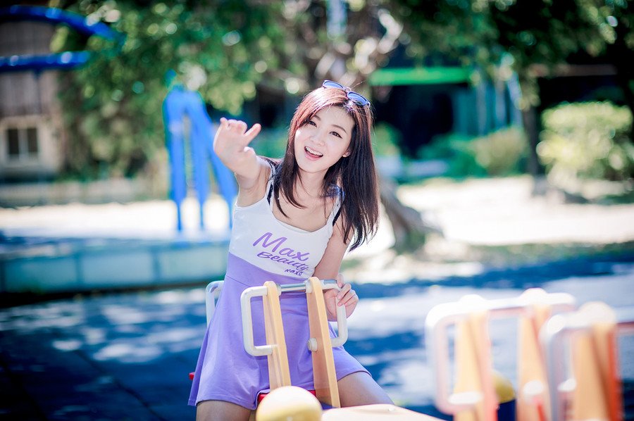 “船！”吕蒙厉喝一声，早有人将一艘小船推过来，吕蒙纵身跳上小船，一把抢过士卒手中的船桨，牟足了力气滑动小船，小船如同离弦之箭一般，很快便来到楼船旁边，也顾不得小船撞击在楼船之上产生的晃动，吕蒙连滚带爬的纵身一跃，跳上了楼船，入眼处，只见几名战士跪倒在一副担架旁边，撕心裂肺的哭泣着。
